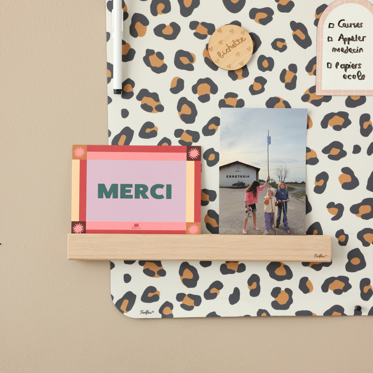 Détail tableau magnétique rectangle léopard avec étagère en bois pour photos et cartes, magnet en bois bichette et pense-bêtes effaçables à sec