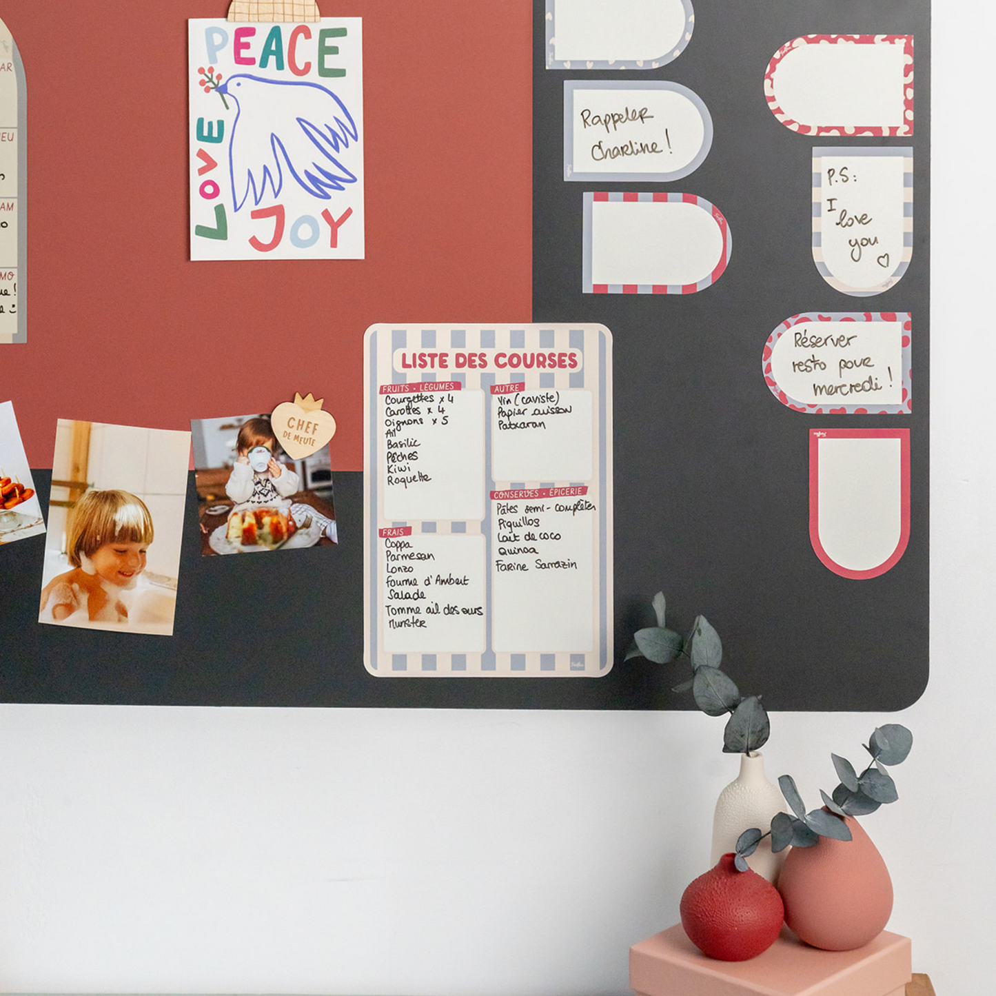Ardoise liste de courses magnétique Rayure bleu accrochée sur un tableau magnétique noir, pense-bête pratique pour organiser ses achats.