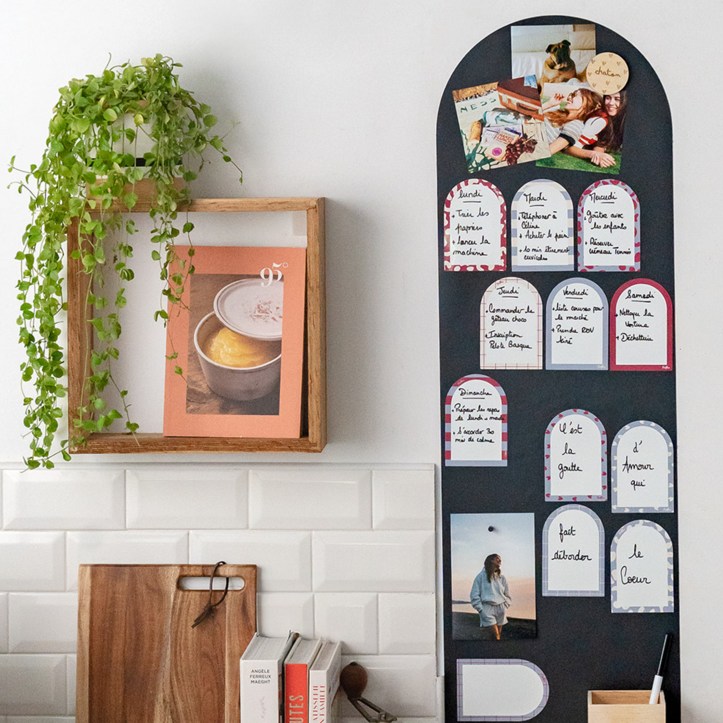 Ardoises effaçables en arche bleu et bordeaux, lot de 12 réutilisables fixés au mur dans la cuisine pour organiser menus et tâches.