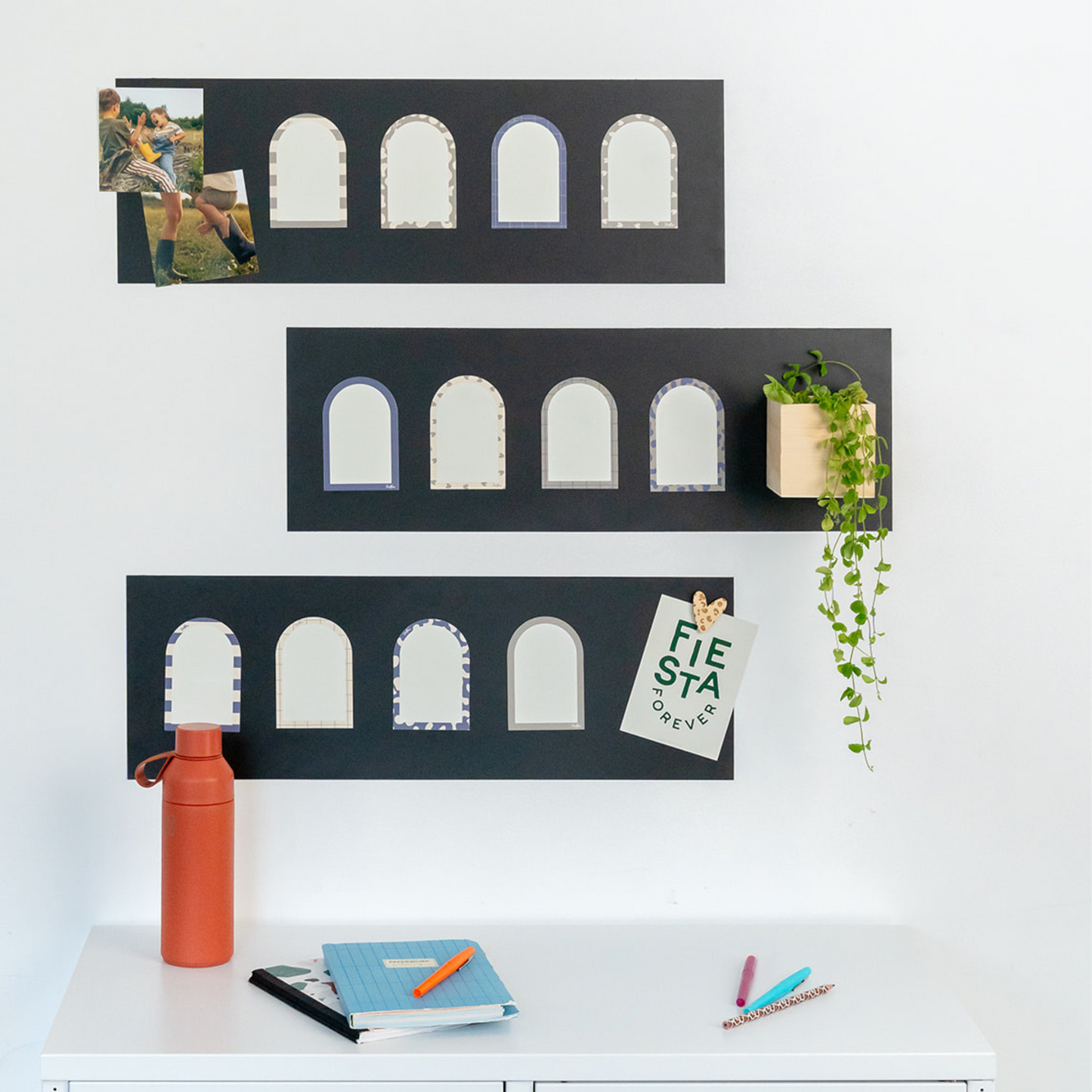 Lot de 12 pense-bêtes magnétiques en arche, ardoises effaçables décoratives pour organiser photos, idées et notes.