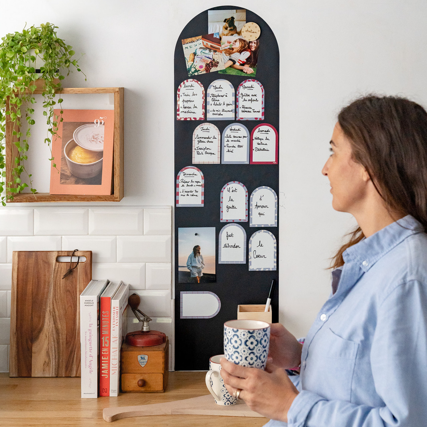 Pack de 12 mini ardoises pense-bêtes aimantées en arche bleu et bordeaux, pratiques et décoratives pour la maison et le bureau.