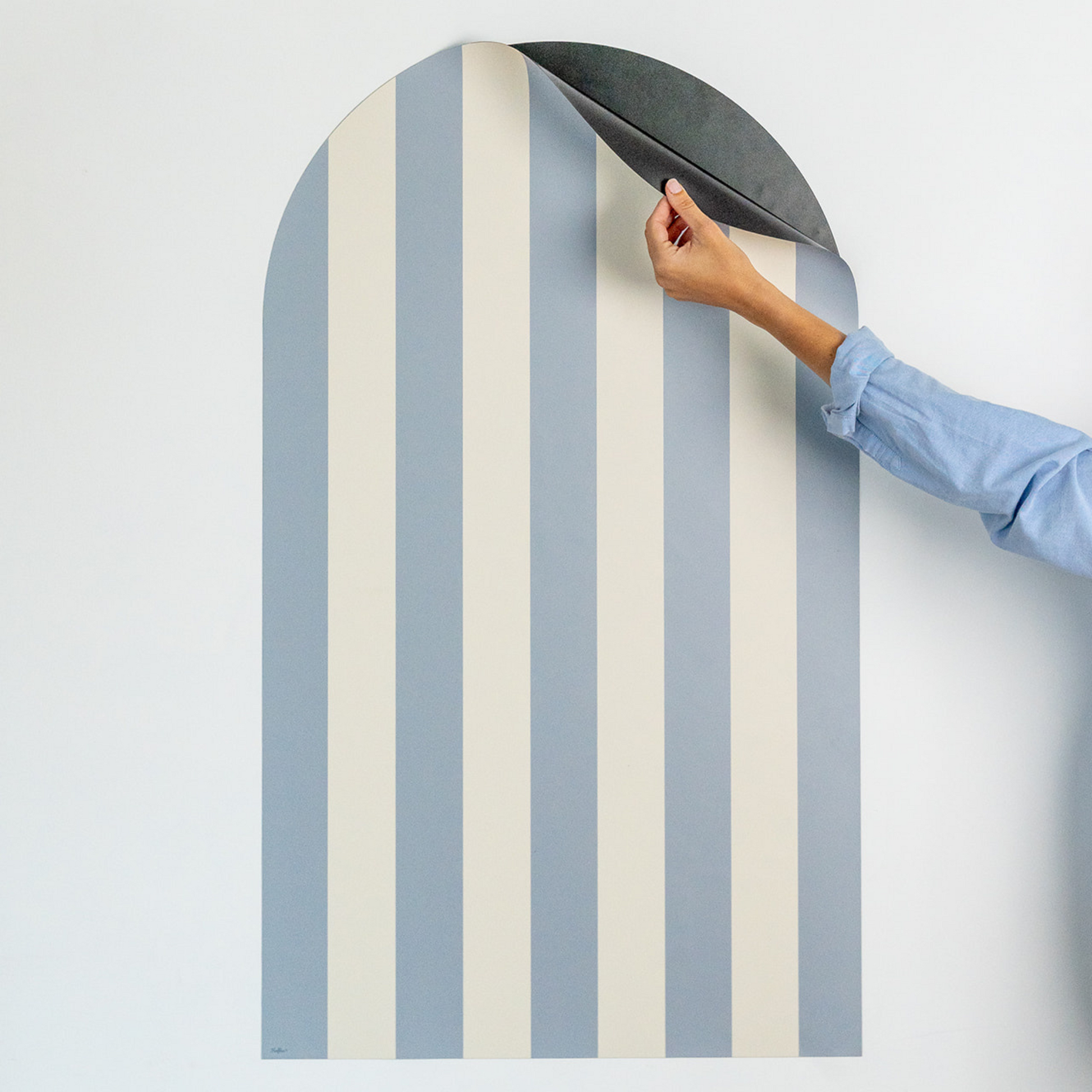 Tableau magnétique arche rayée bleu et beige avec main soulevant le coin