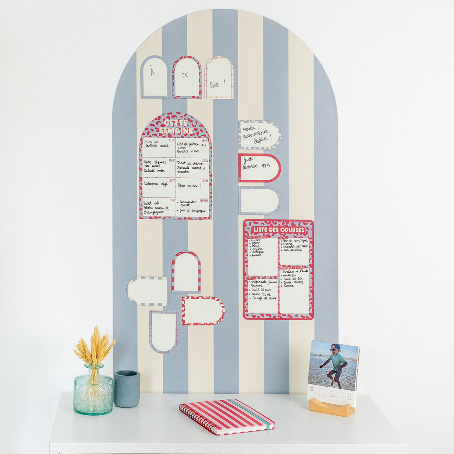 Semainier magnétique mural bleu en arche rayée avec planning hebdomadaire et liste de courses effaçables