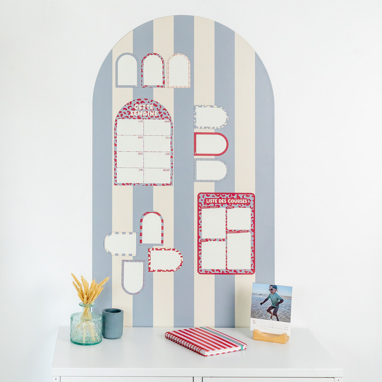 Planning magnétique mural bleu à rayures en forme d’arche avec magnets effaçables pour organiser la semaine