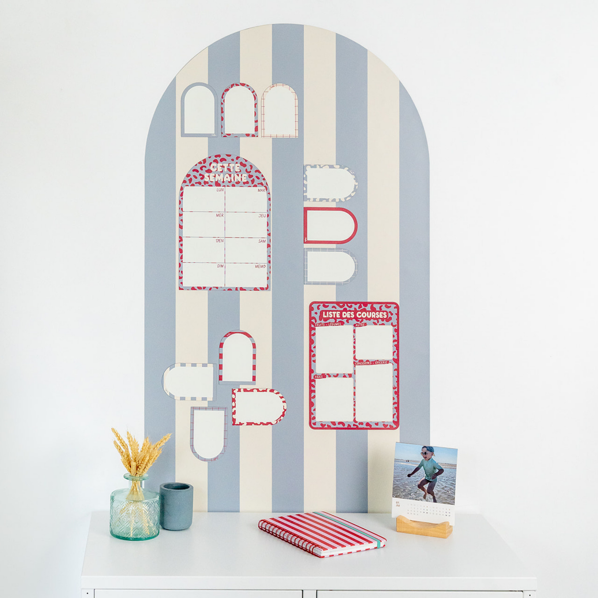 Planning magnétique mural bleu à rayures en forme d’arche avec magnets effaçables pour organiser la semaine