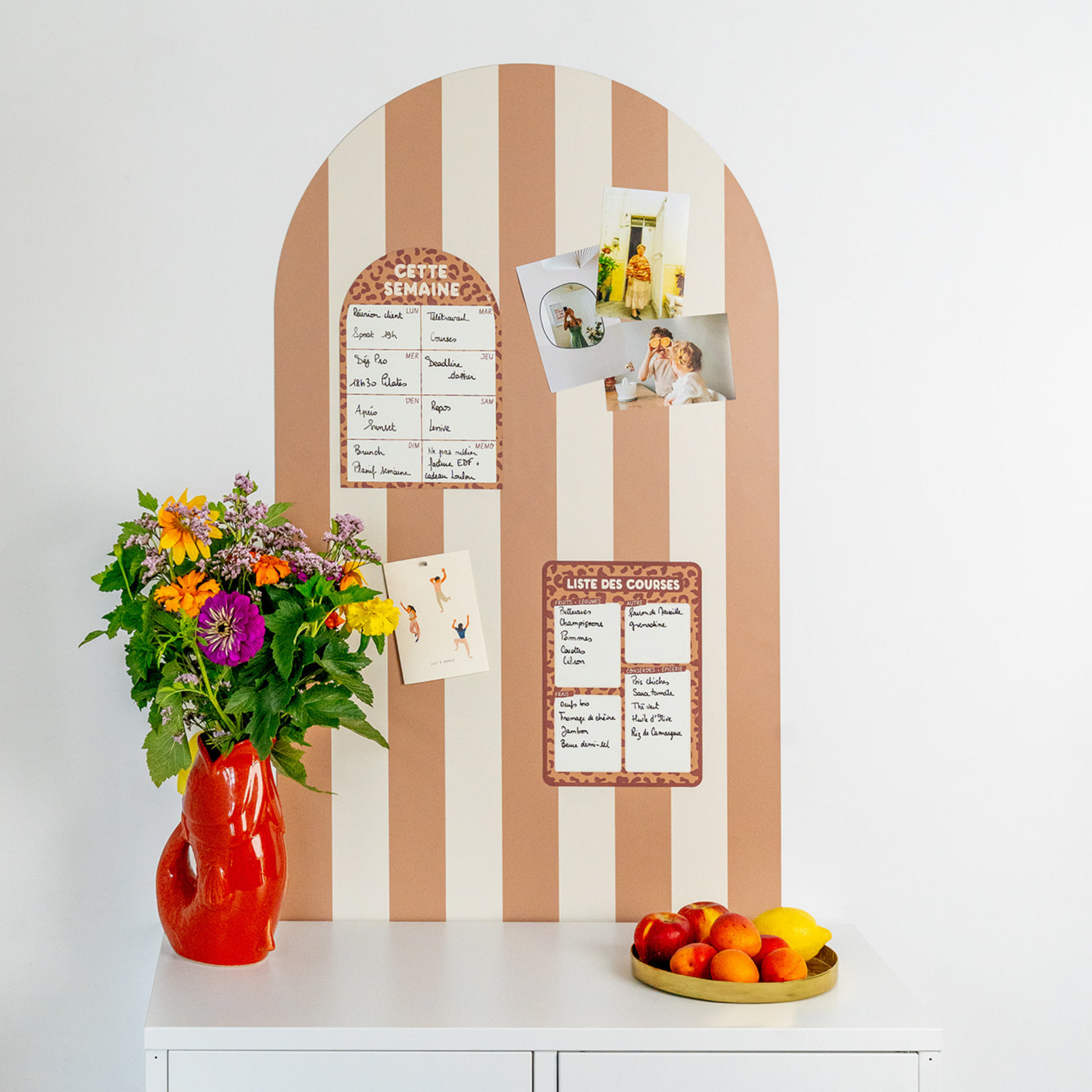 Tableau magnétique mural camel rayé en arche avec planning et liste de courses, décoration fleurs et photos