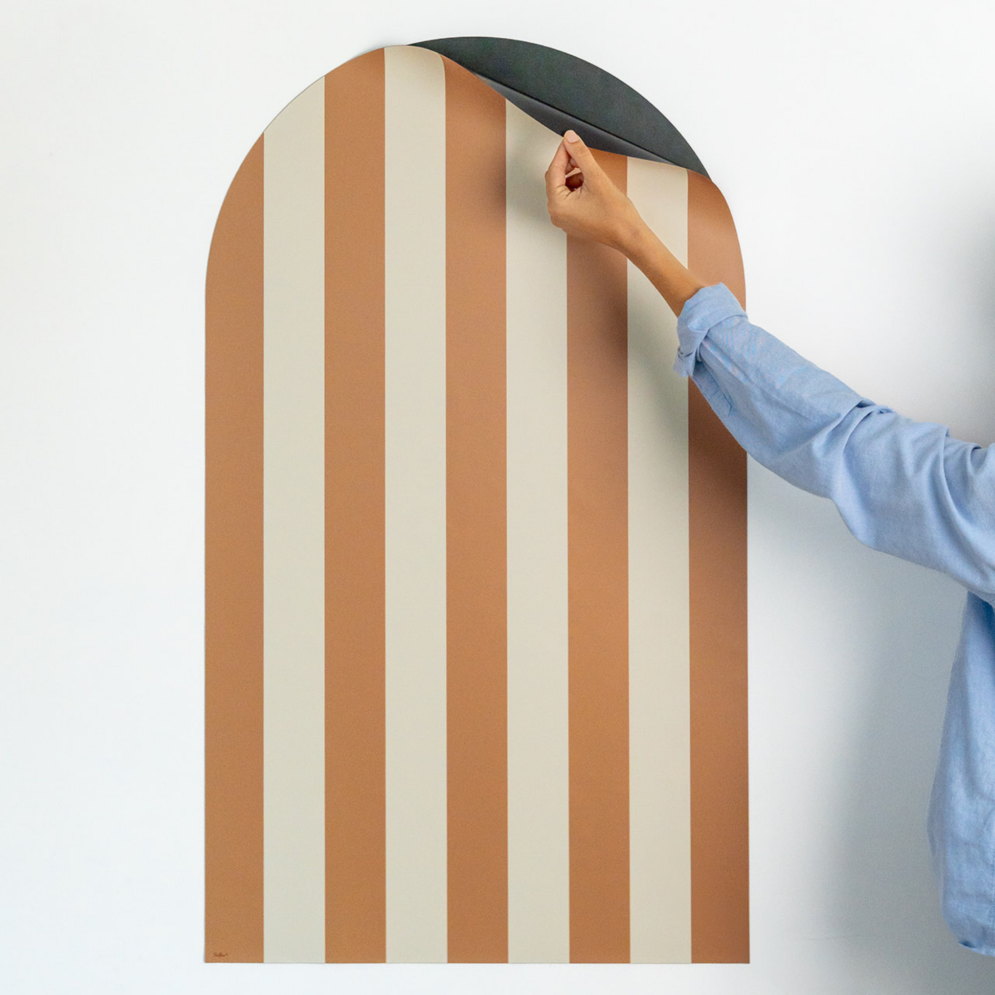 Tableau magnétique arche rayée camel et beige avec main soulevant le coin