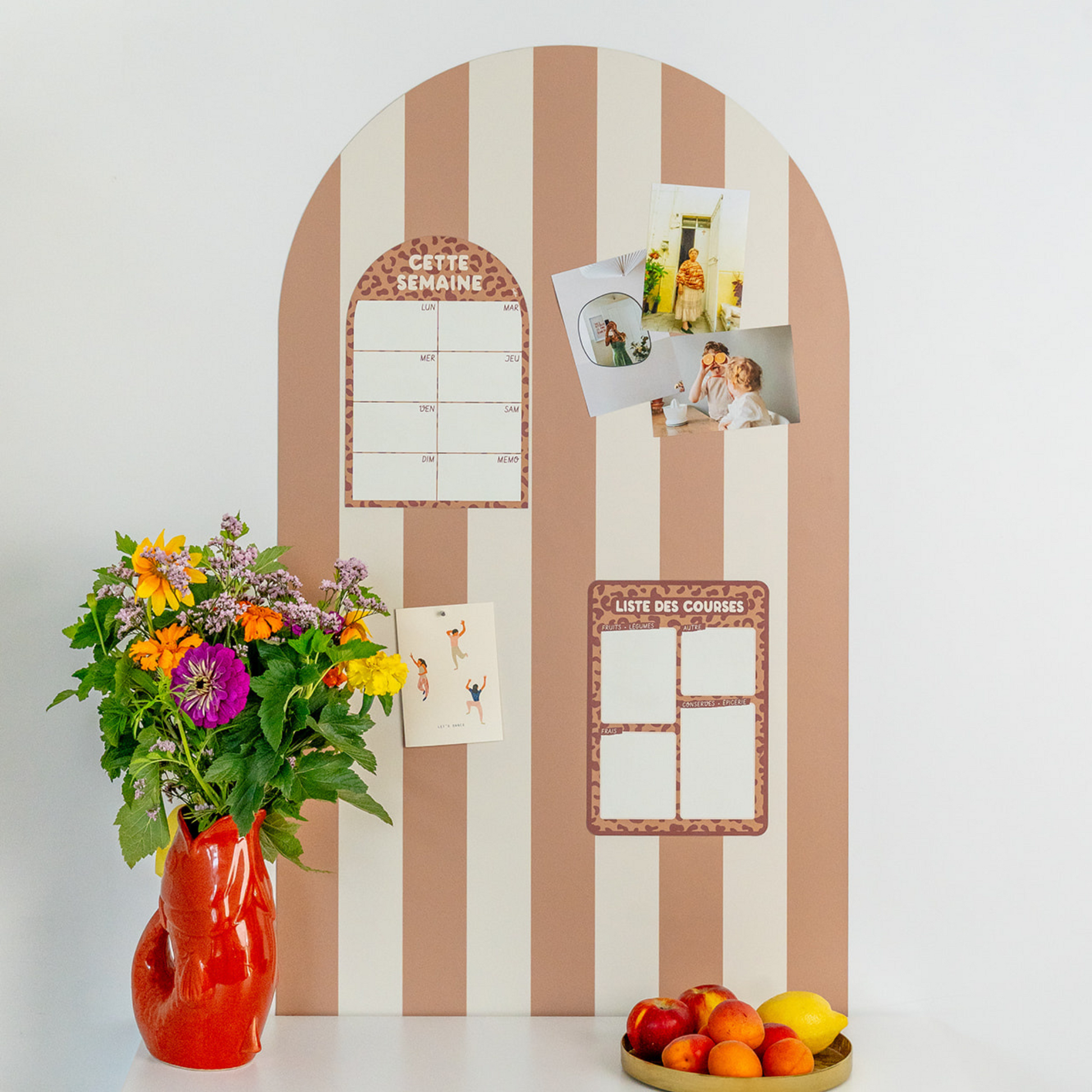 Tableau magnétique mural camel rayé en arche avec planning et liste de courses, décoration fleurs et photos