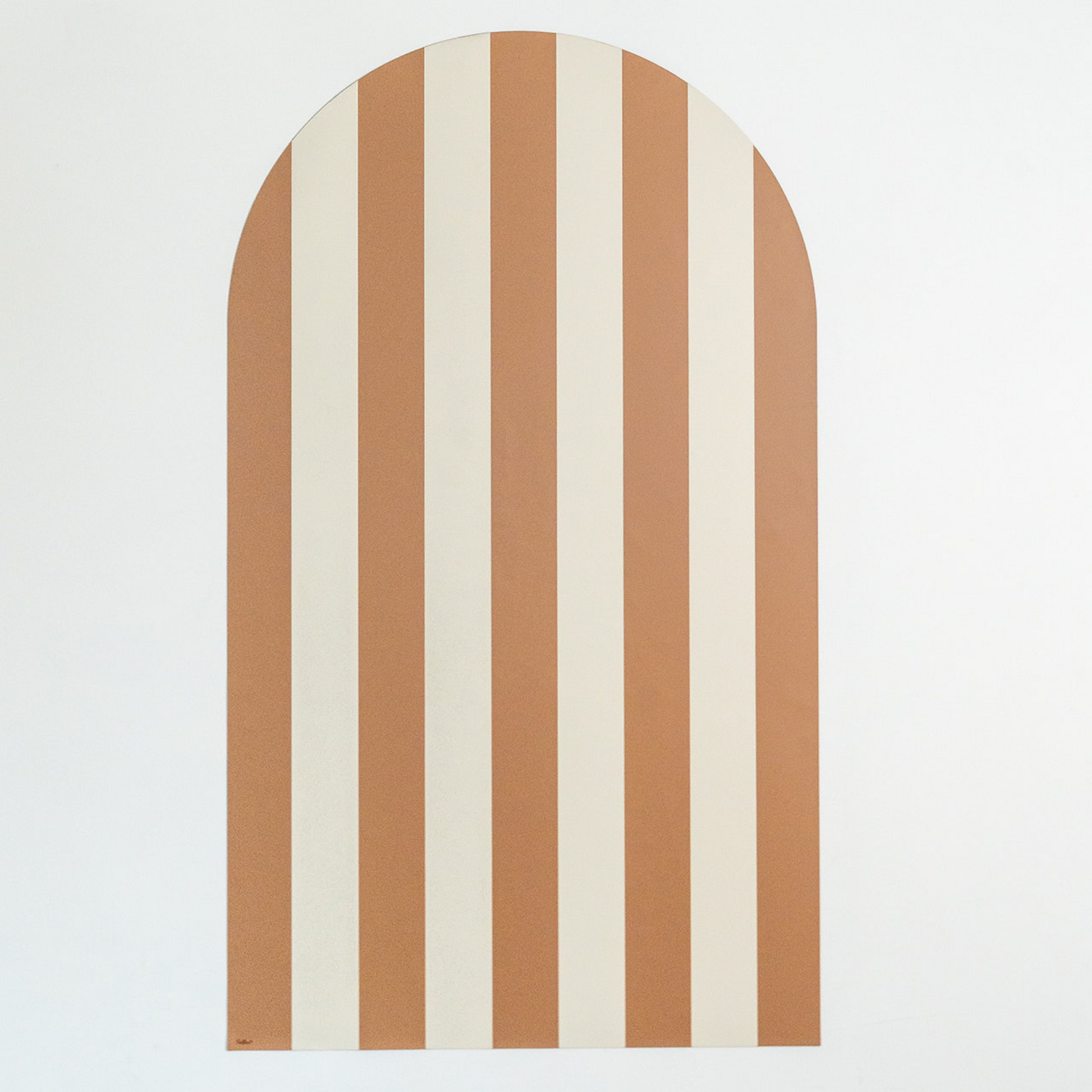 Tableau magnétique mural en forme d’arche à rayures camel et beige