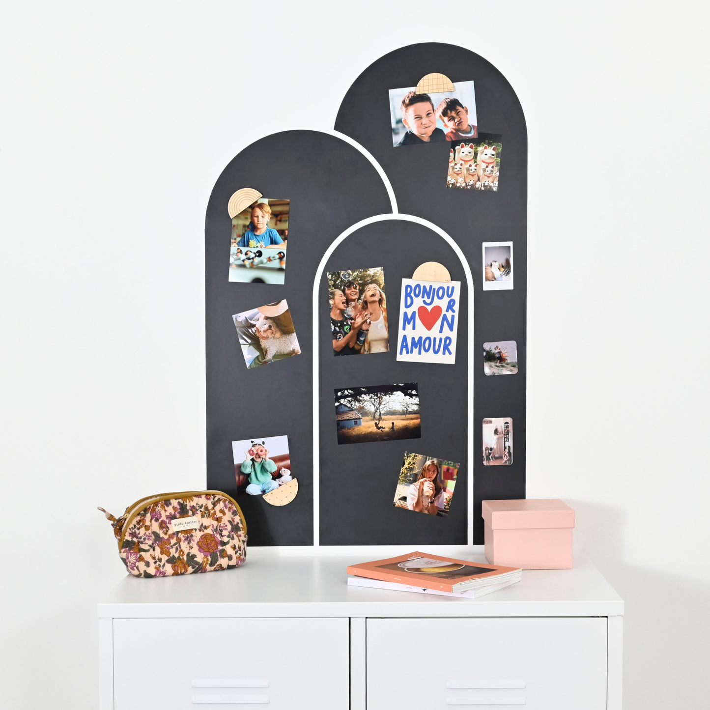 Tableau magnétique mural noir Ferflex Trio d’Arches avec photos et cartes, idée déco murale design pour maison