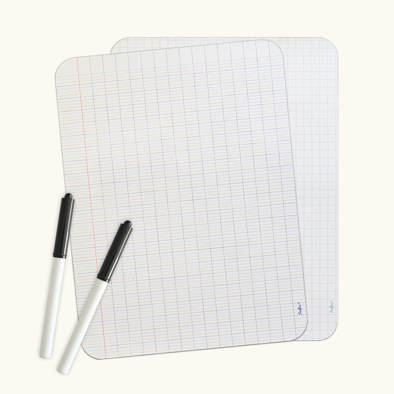 stylo noir pour écrire sur du papier cahier à carreaux blanc