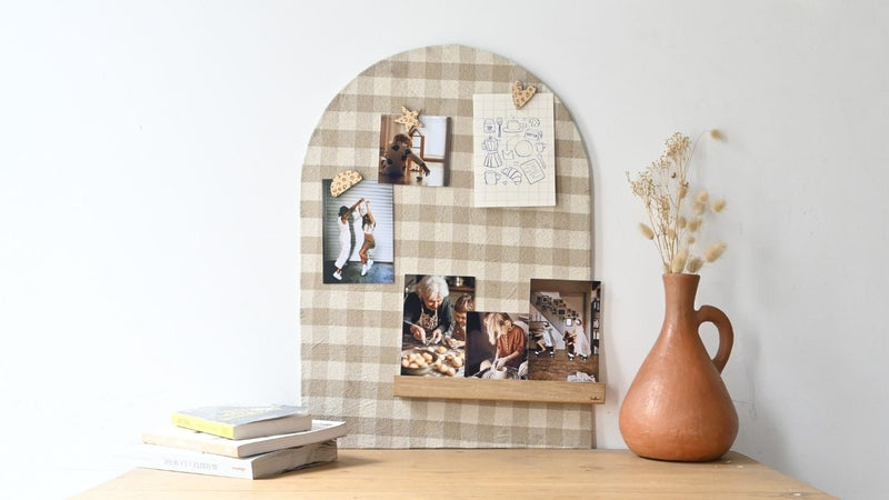 Tableau magnétique arche avec du tissu à carreaux beige