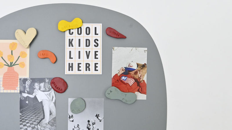 Tableau magnétique ovoïde colorée et magnets mots doux personnalisés