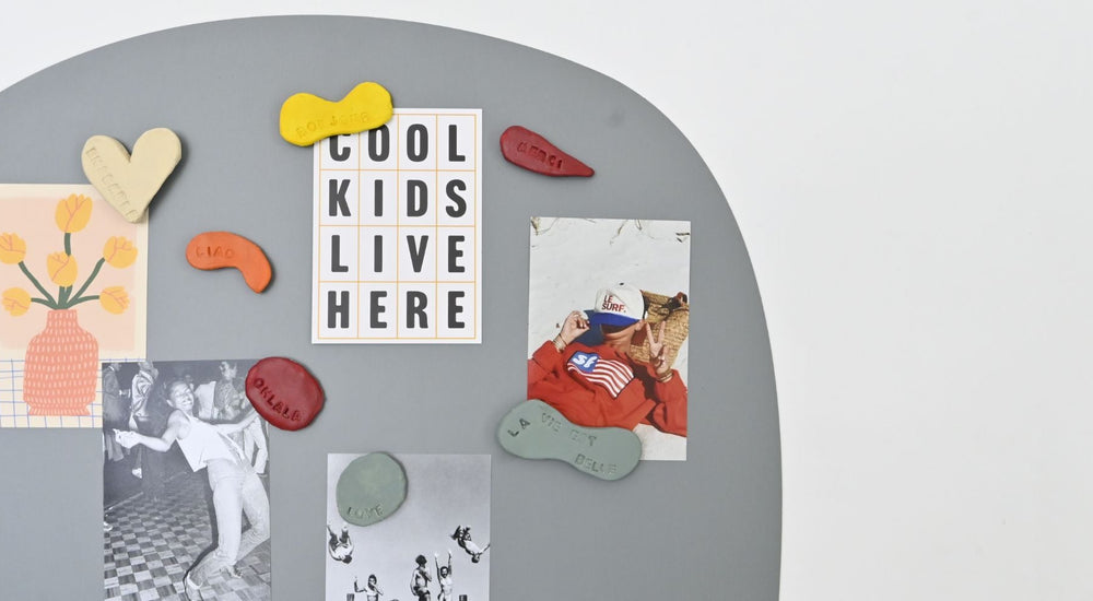 Tableau magnétique ovoïde colorée et magnets mots doux personnalisés