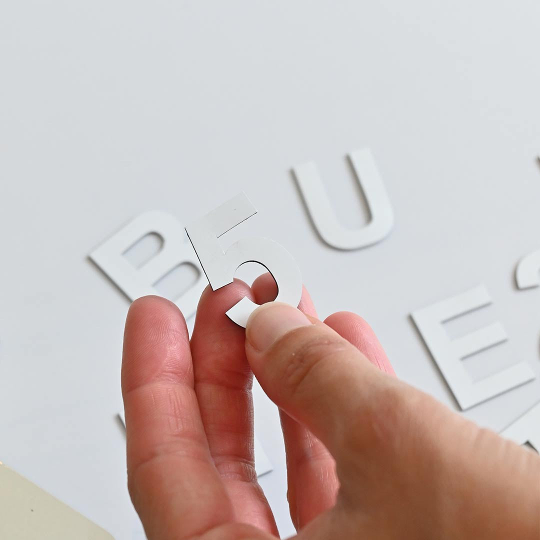 Chiffres et lettres aimantés pour personnaliser le calendrier magnétique