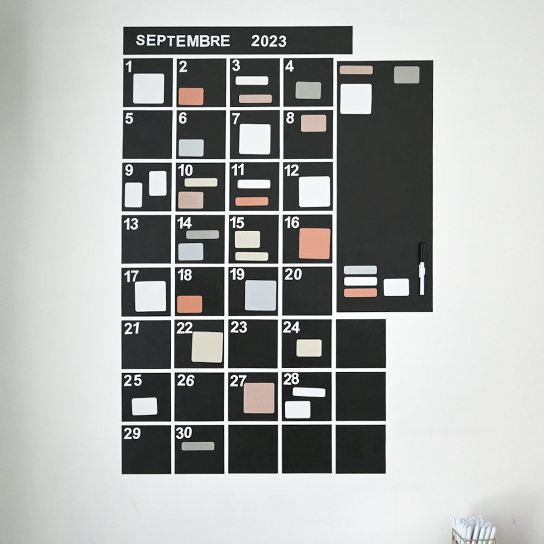 Gros plan du calendrier mural magnétique mensuel avec aimants colorés et feutre effaçable