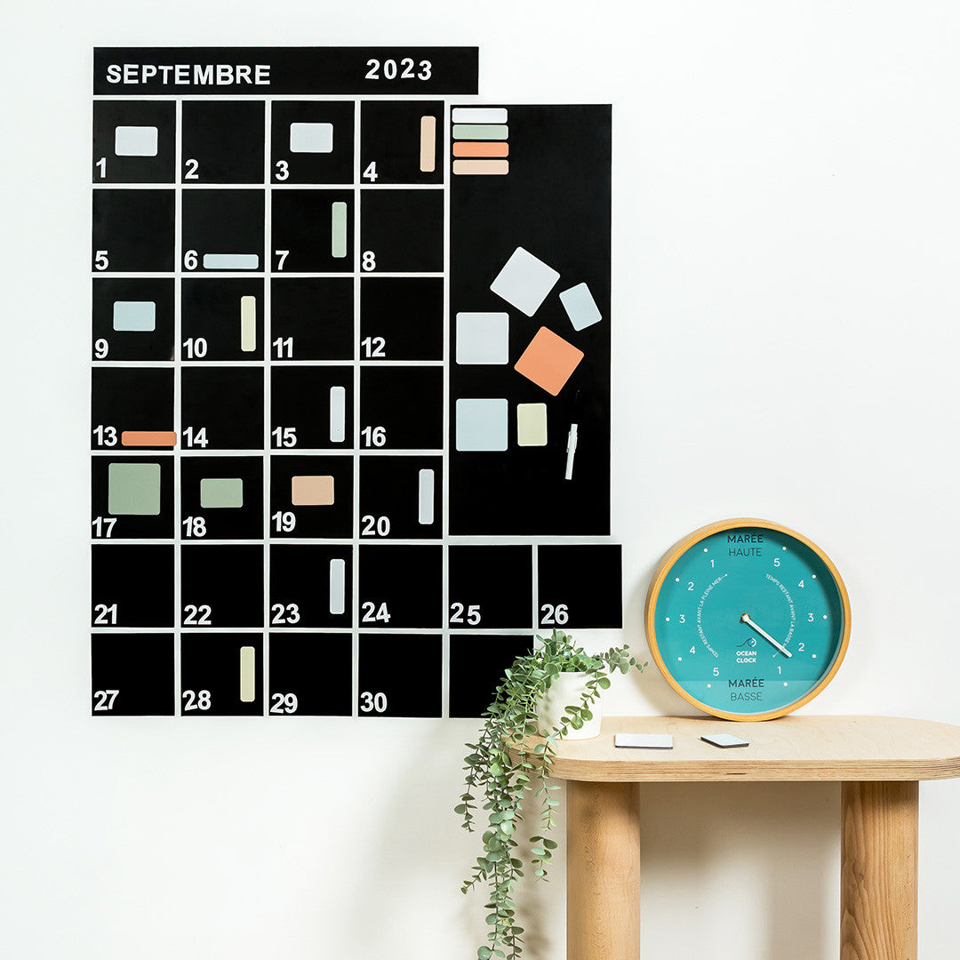 Calendrier mural magnétique mensuel dans une ambiance déco épurée