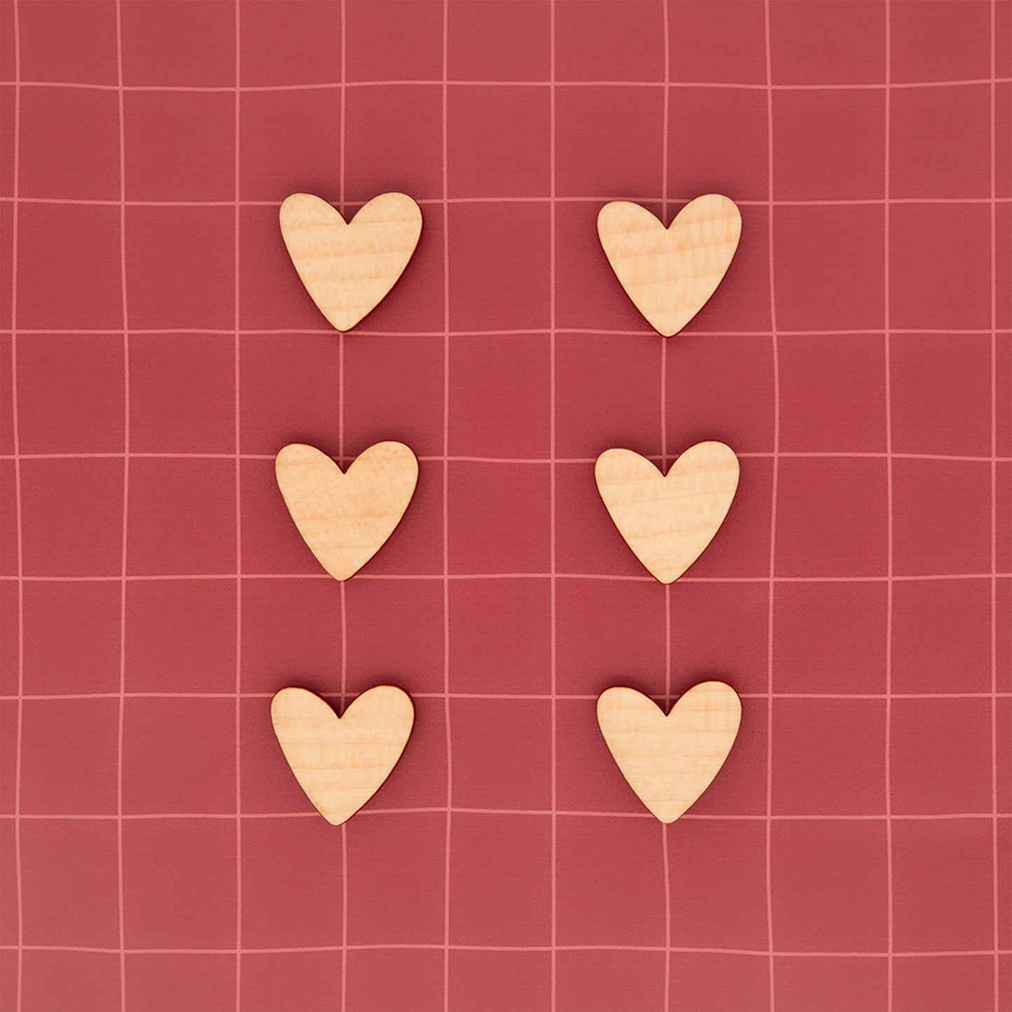 Lot de  magnets coeurs en bois naturel sur tableau magnétique