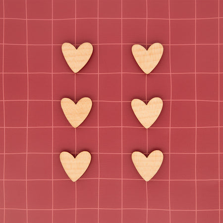 Lot de  magnets coeurs en bois naturel sur tableau magnétique