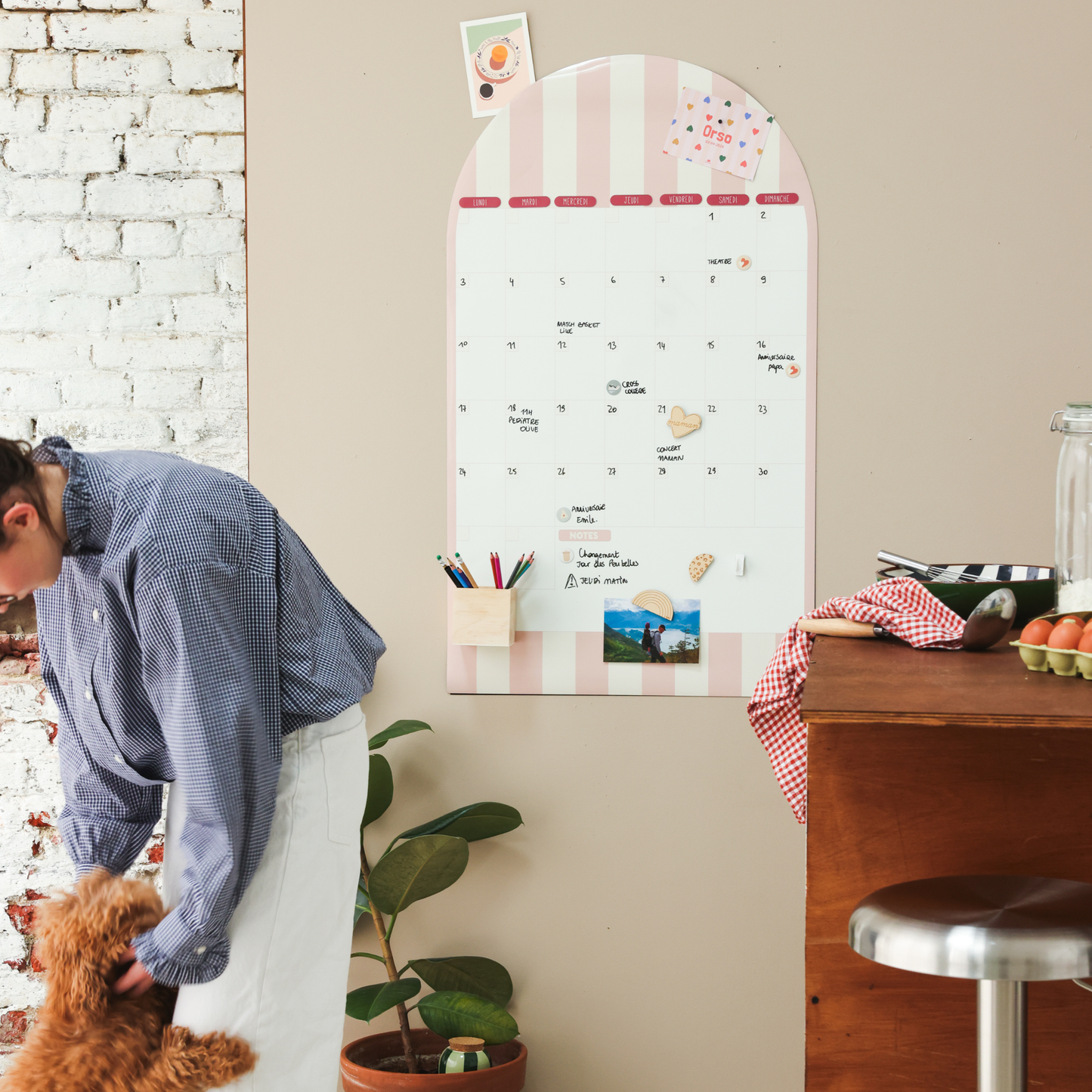 Calendrier mural magnétique mensuel arche rayée utilisé dans une cuisine