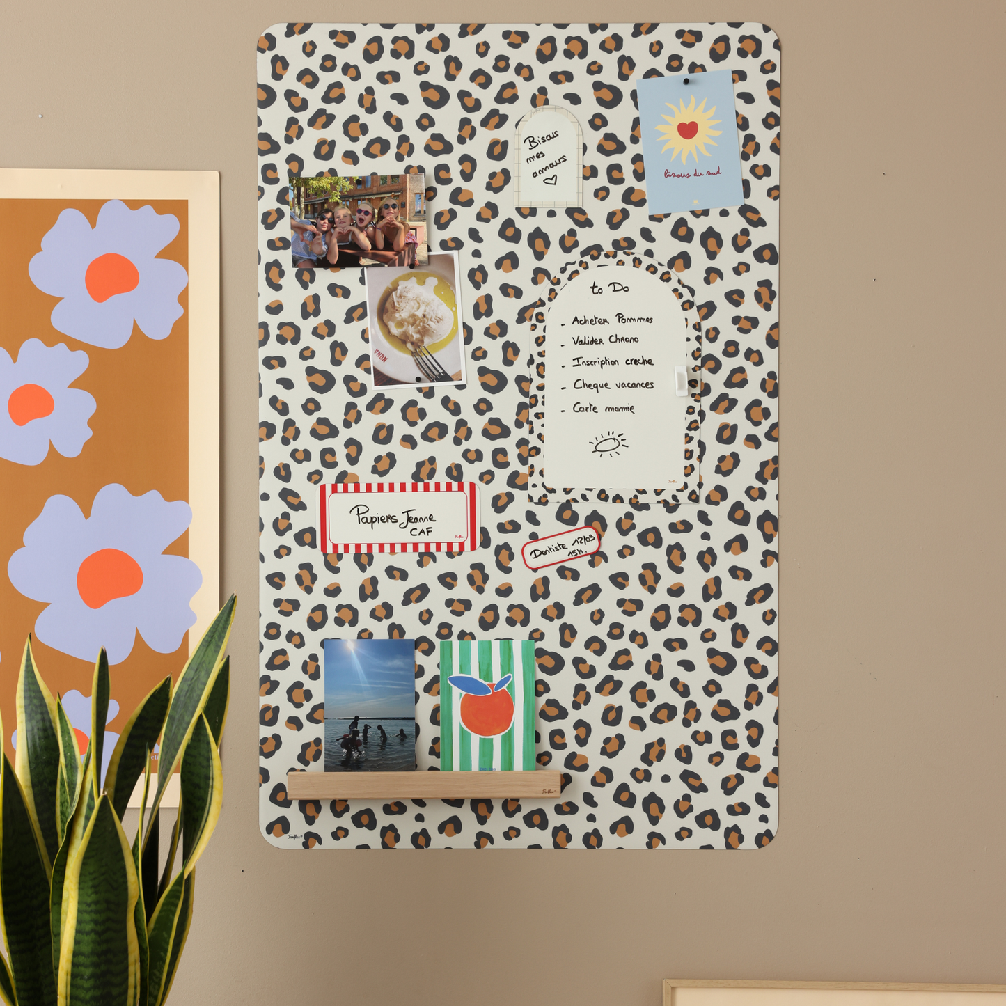 Grand tableau magnétique rectangle motif léopard Ferflex®  avec to-do list, photos polaroid et pense-bêtes aimantés sur un mur 