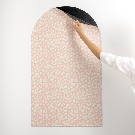 Pose du revêtement magnétique souple léopard rose Ferflex sur la base noire