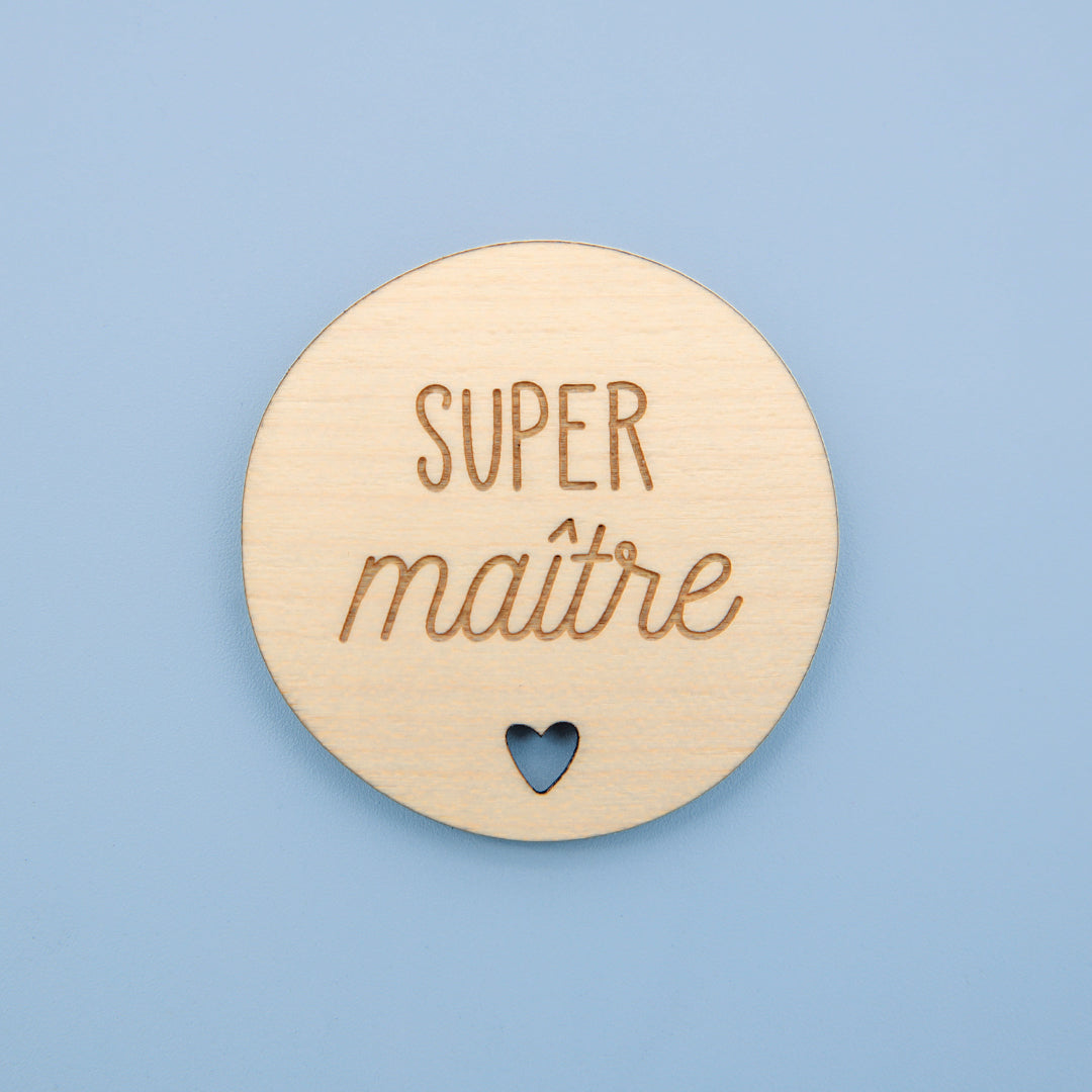 Cadeau magnet 'SUPER maître' Ferflex : badge en bois original avec cœur pour remercier un enseignant.