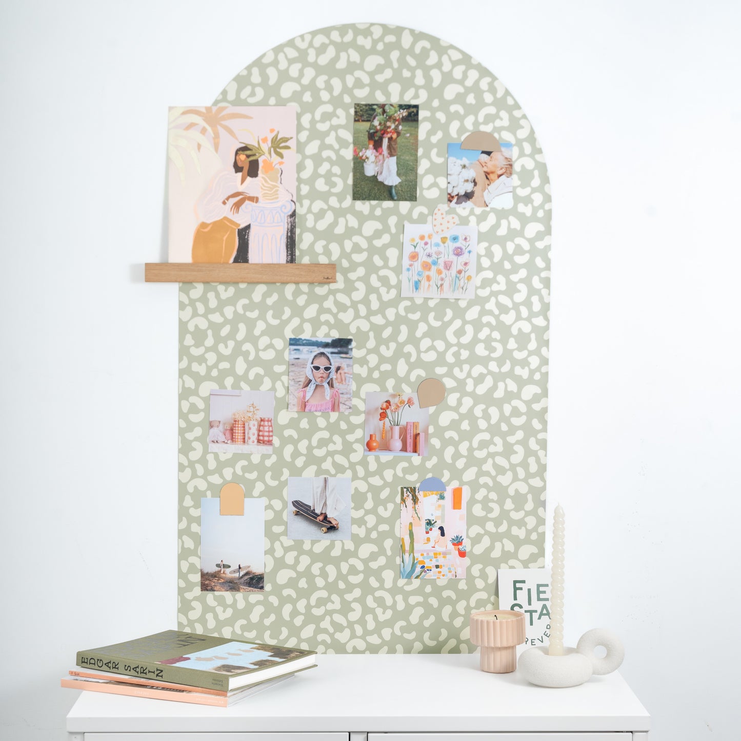 Tableau magnétique mural imprimé léopard vert avec photos et affiche posée sur une étagère magnétique en bois 