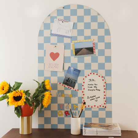 Tableau magnétique mural damier bleu Ferflex® au-dessus d'une commode, pour afficher photos, cartes et pense-bêtes 