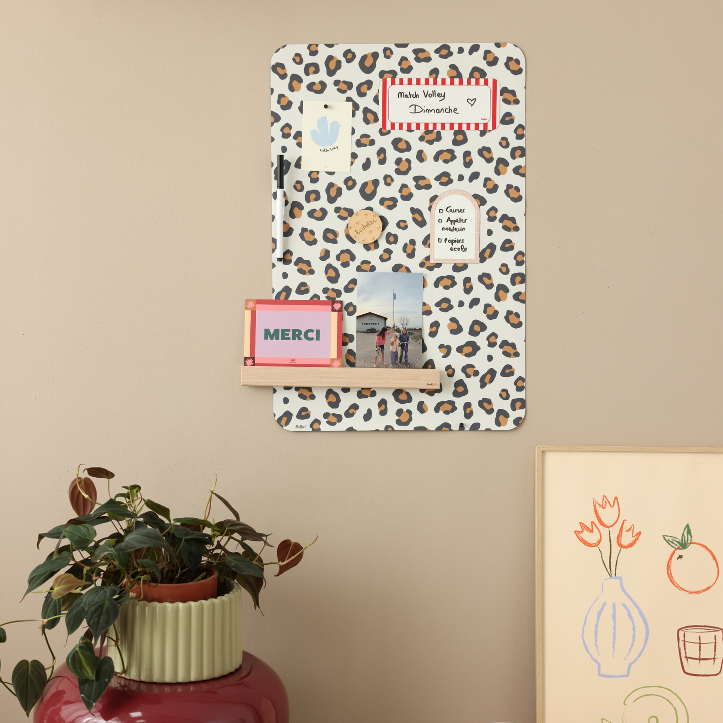 Tableau magnétique rectangle léopard taille 38 x 58 cm Ferflex®  sur un mur peint avec mémos, photos aimantées et étagère photo en bois