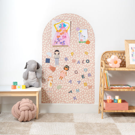 Tableau magnétique arche, léopard rose, installé dans une chambre d'enfant