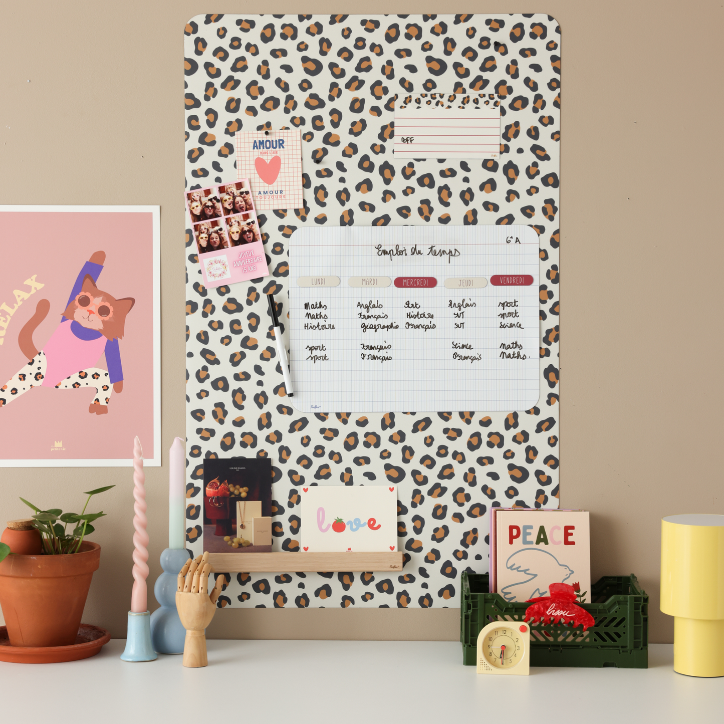 Tableau magnétique rectangle léopard grand format dans une chambre ado avec emploi du temps, photos et pense-bêtes effaçables à sec