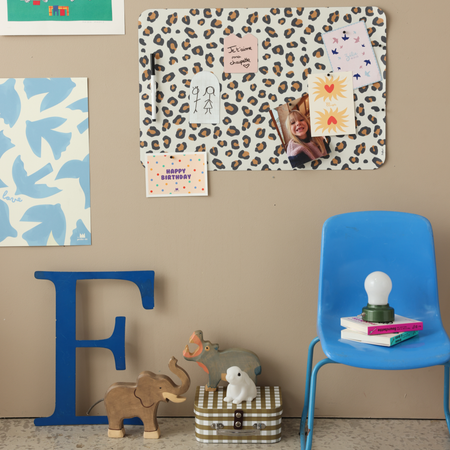 Tableau magnétique rectangle motif léopard Ferflex®  dans une mabiance enfant avec photos, dessins et ardoises aimantées
