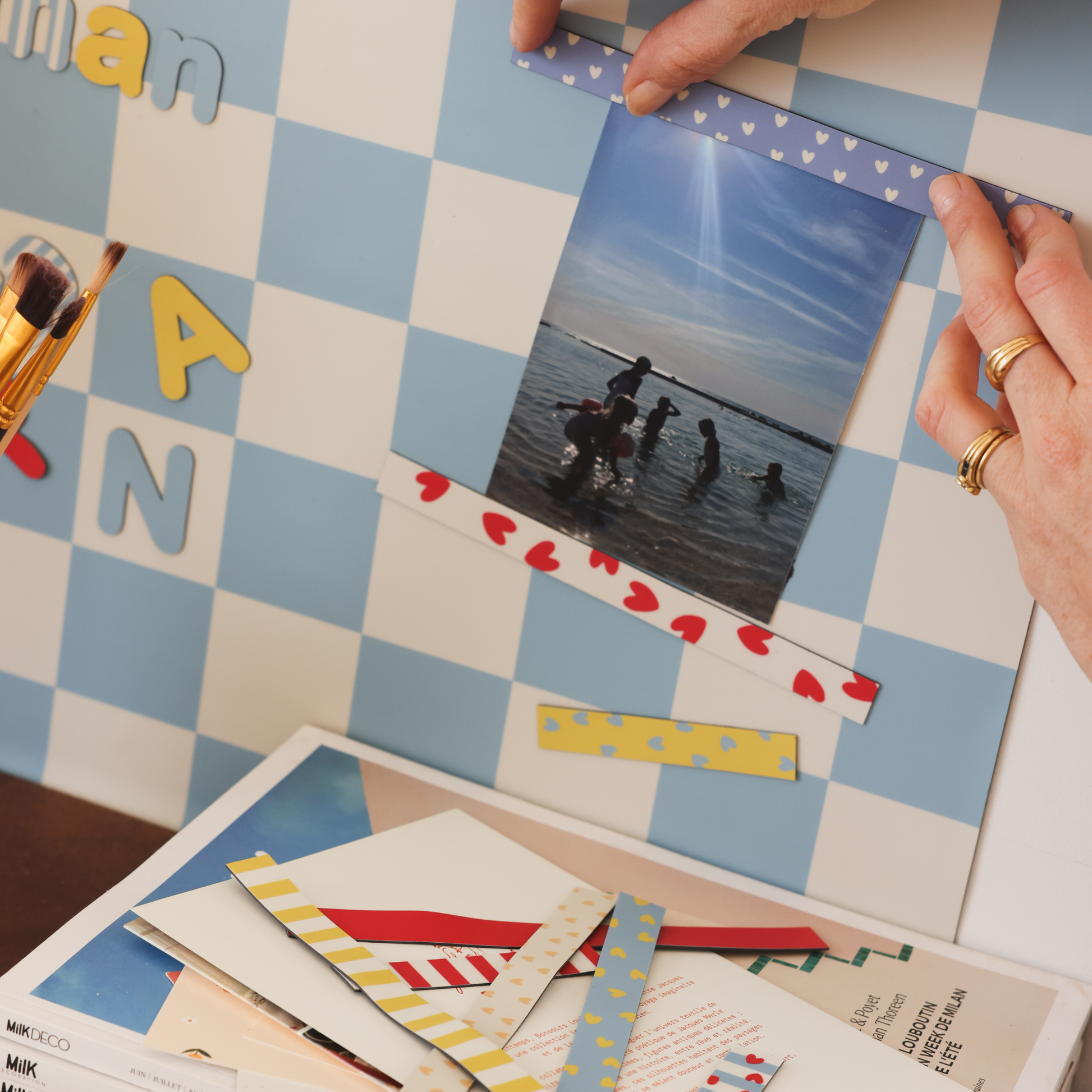 Photo fixée avec un masking tape magnétique sur un tableau magnétique mural arche damier Ferflex®