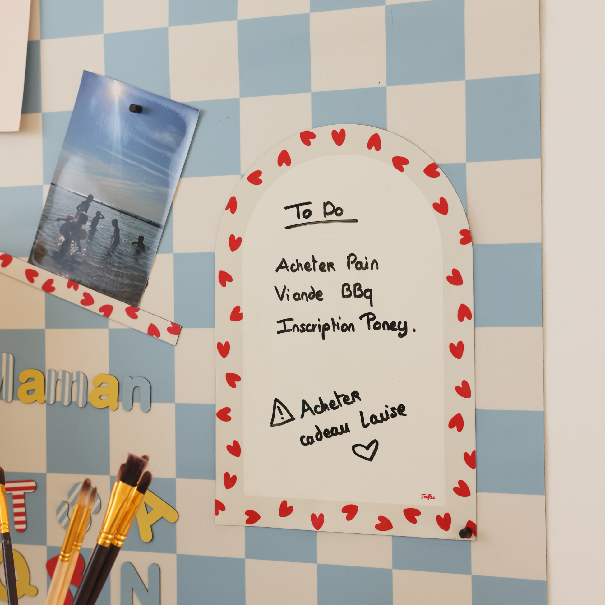 Ardoise magnétique arche coeurs rouges avec to do list, affichée sur un tableau magnétique arche damier bleu