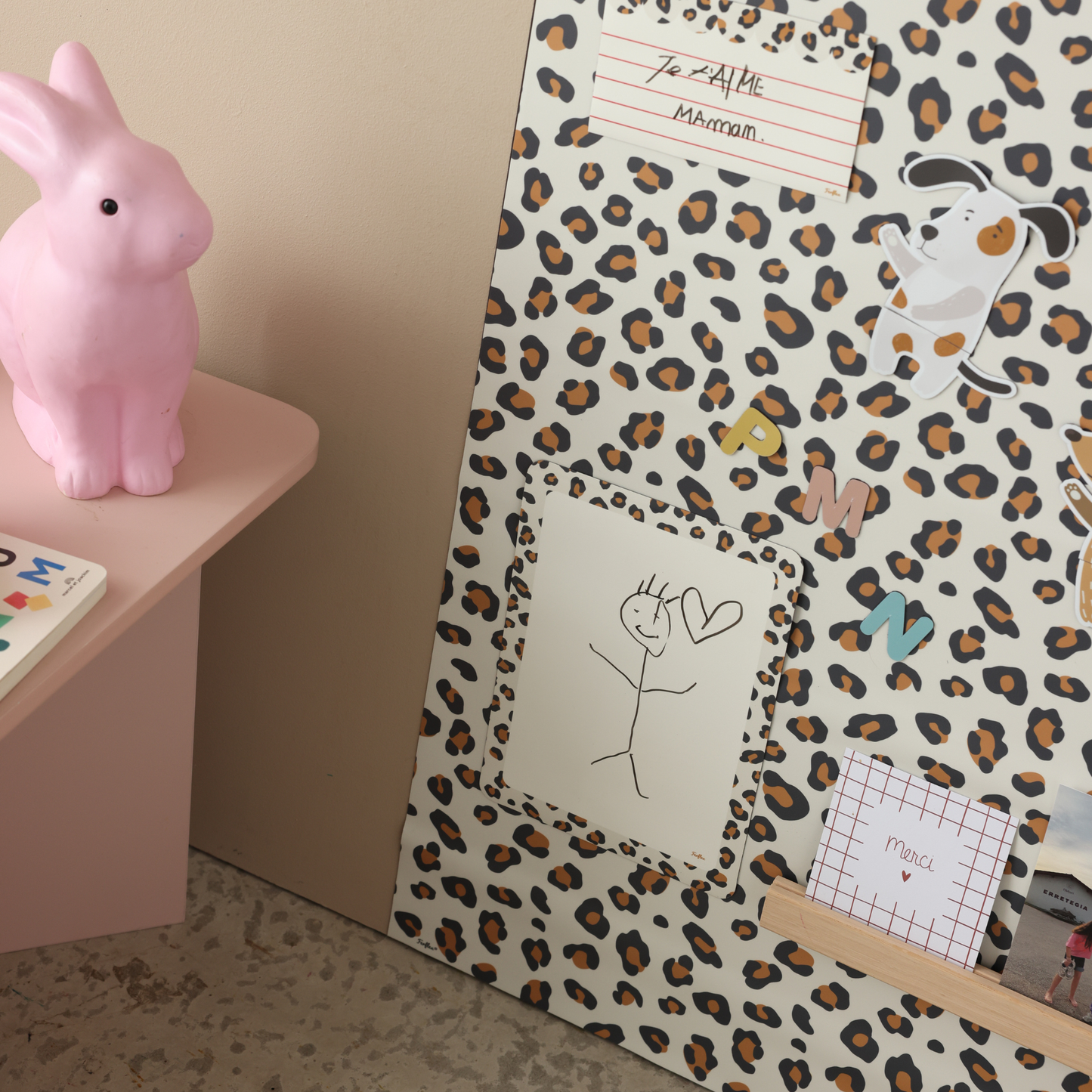 Ardoise magnétique souple pour surface métallique avec dessin d'enfant, lettres magnétiques et puzzles animaux magnétiques