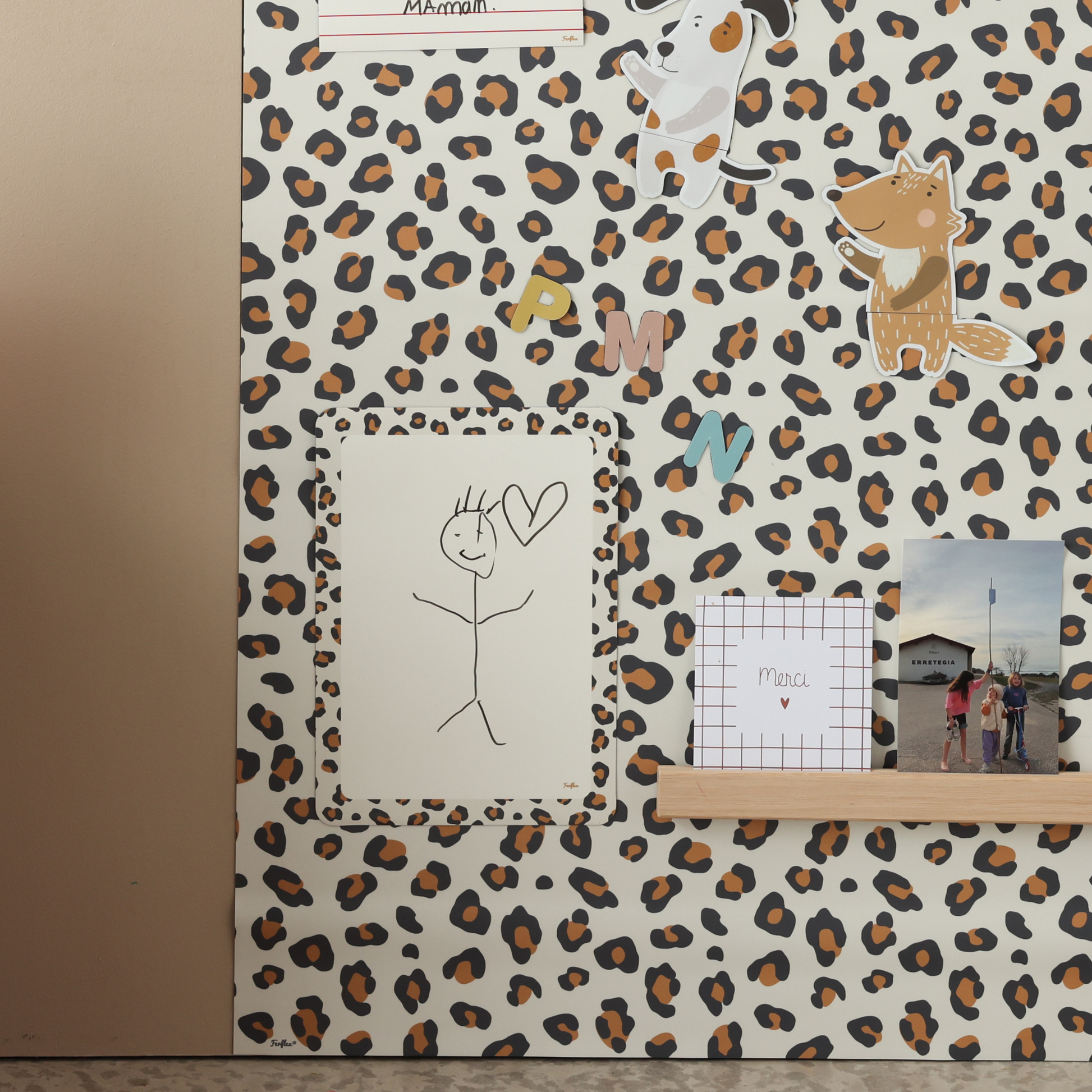 Ardoise magnétique rectangle léopard effaçable à sec aimantée sur un tableau magnétique mural avec dessin d'enfant et magnets