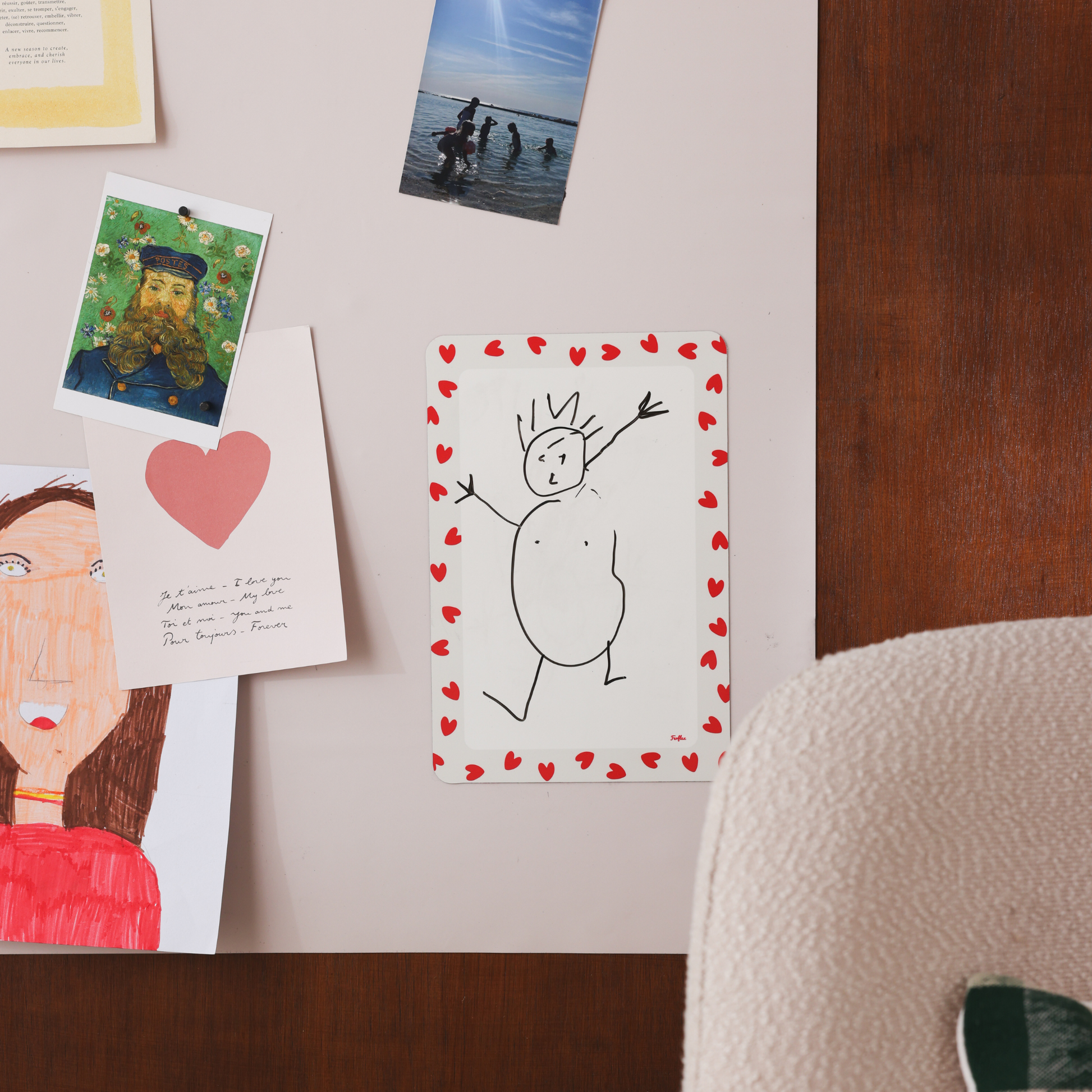 Ardoise magnétique rectangle à bordure petits coeurs rouges avec dessin d'enfant au feutre noir effaçable  à sec, sur tableau magnétique Ferflex beige rosé