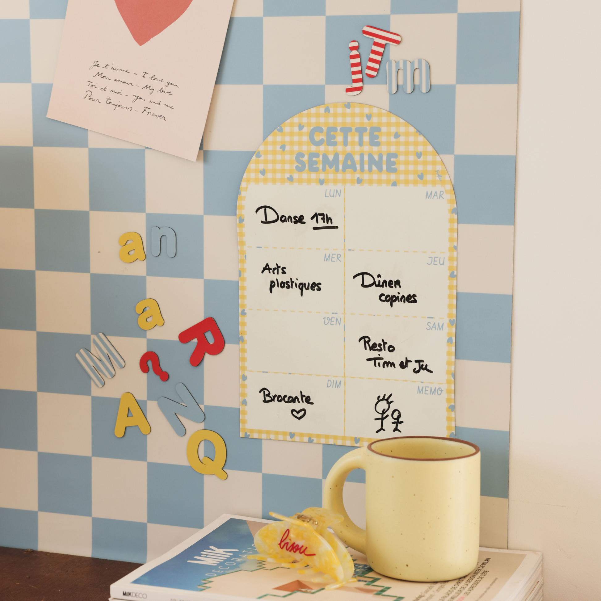 Ardoise magnétique Cette Semaine vichy jaune, motif petit coeur bleu, sur tableau magnétique damier, collection La Récréation