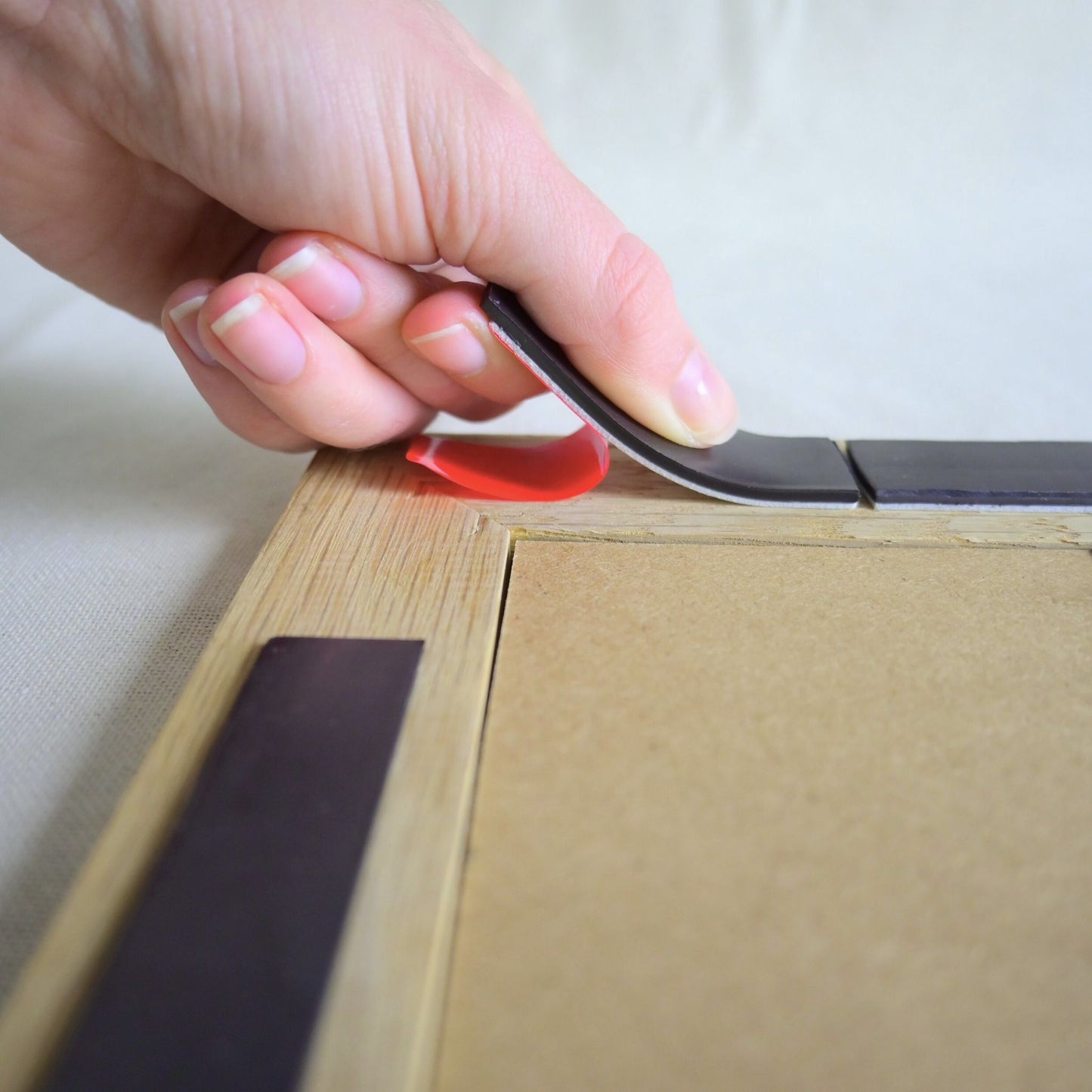 Bandes adhésives aimantées