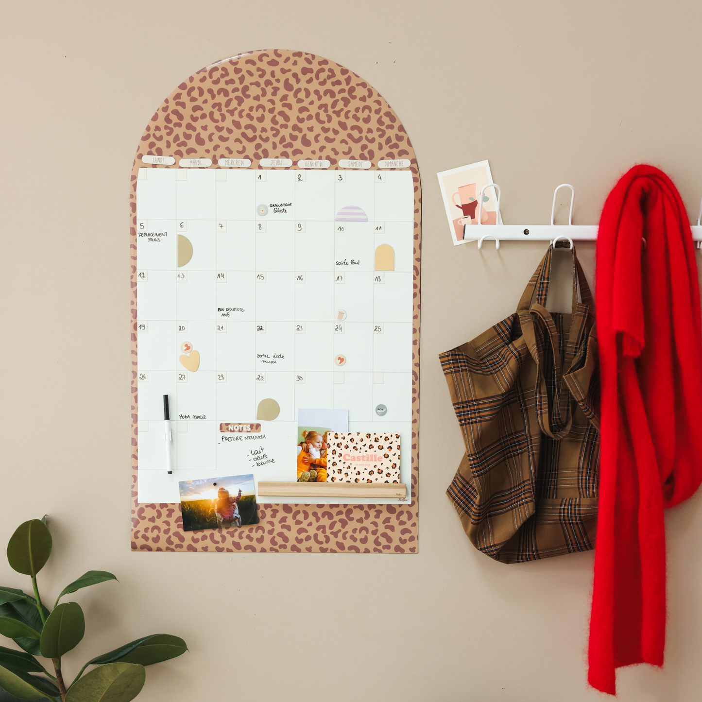 Calendrier mensuel perpétuel magnétique coloris camel en forme d’arche, installé au mur.