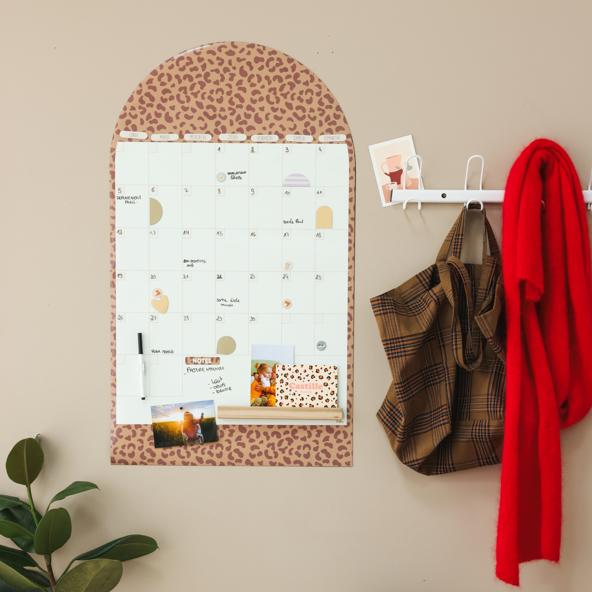 Calendrier mensuel perpétuel magnétique coloris camel en forme d’arche, installé au mur.