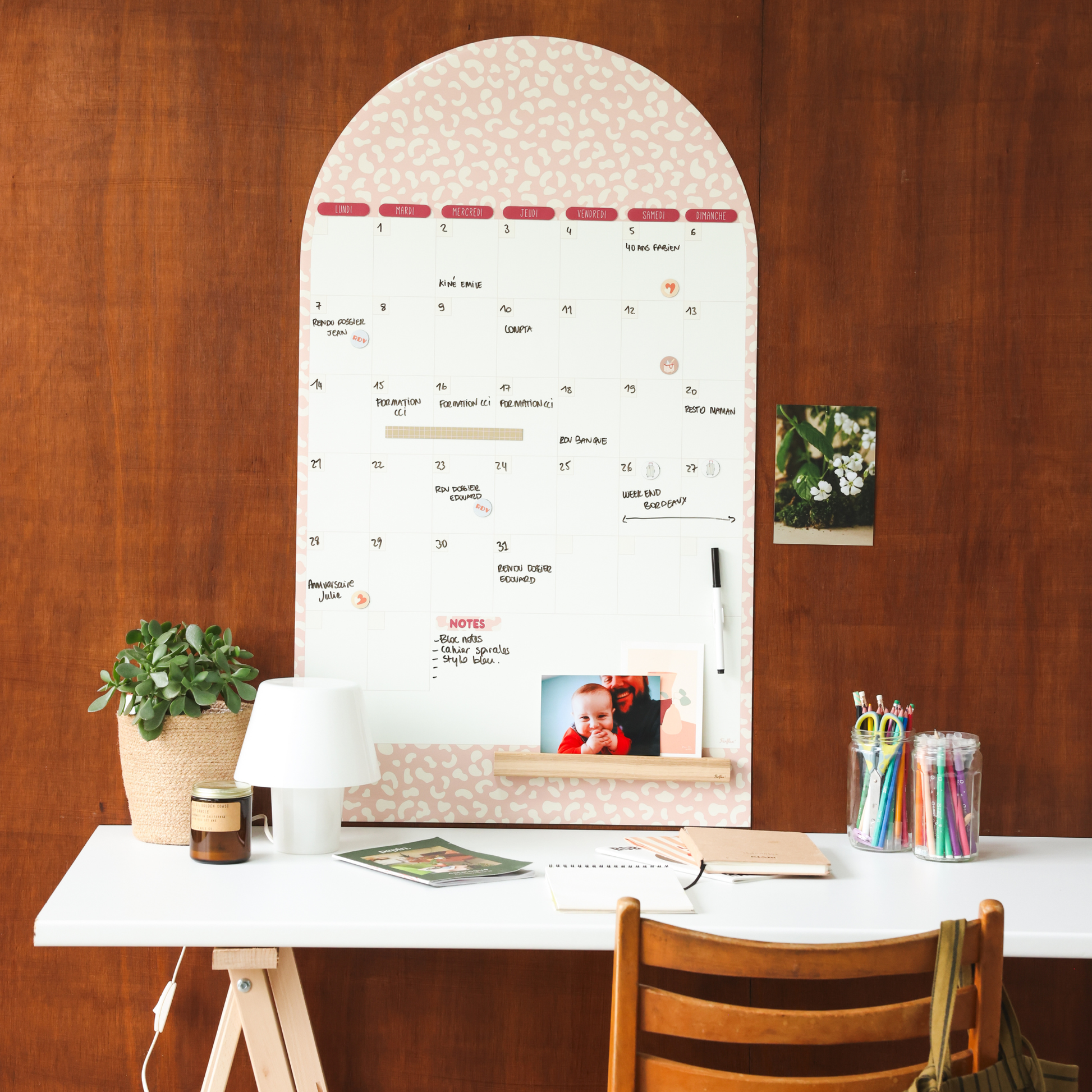 Calendrier mensuel perpétuel magnétique rose en forme d’arche, installé au mur dans un espace bureau