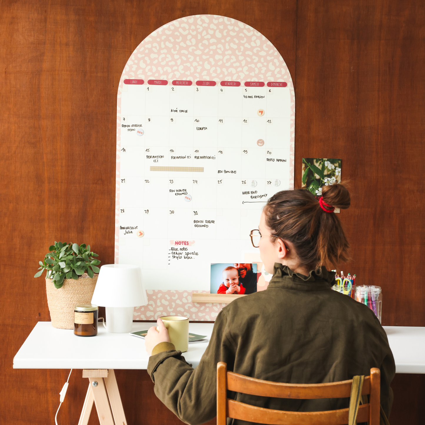 Calendrier mural décoratif magnétique en forme d’arche, utilisé comme planning mensuel dans un bureau.