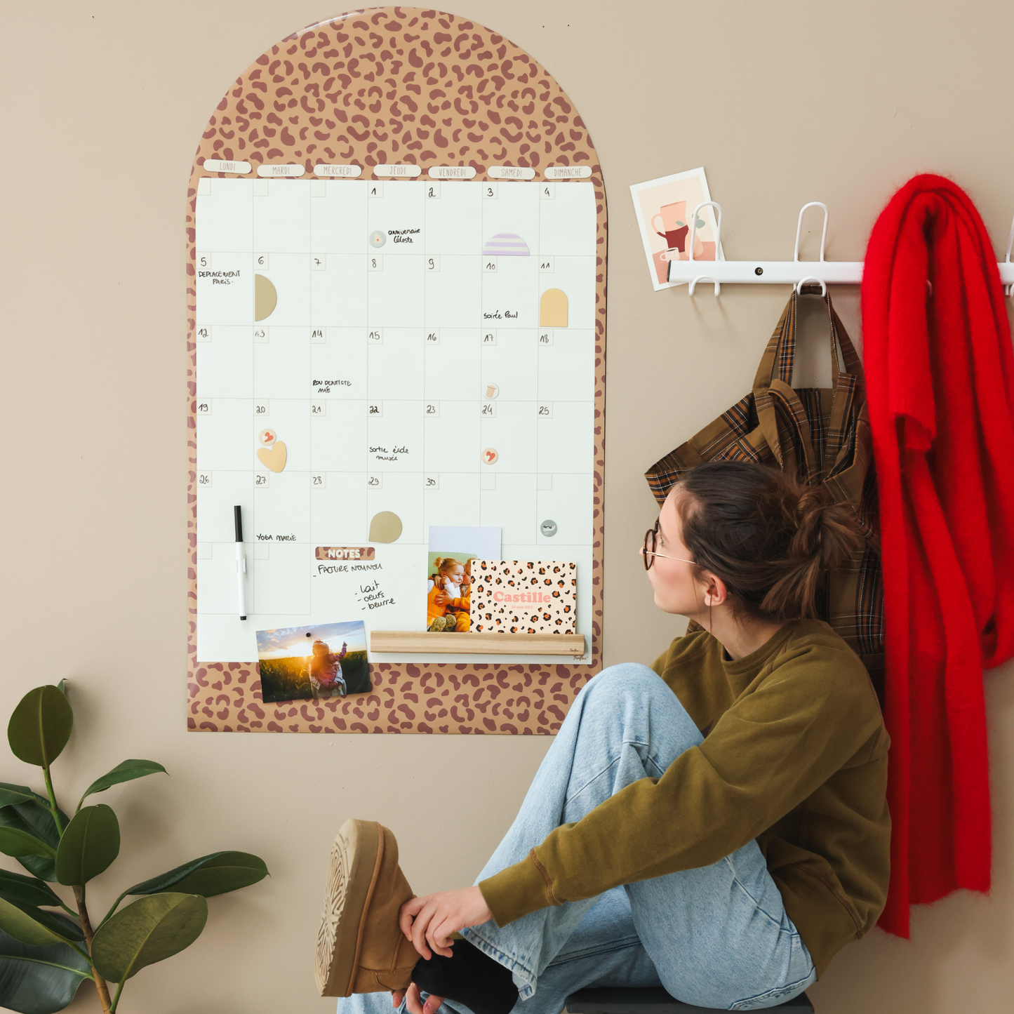 Calendrier mural décoratif magnétique camel en forme d’arche dans un espace de vie.