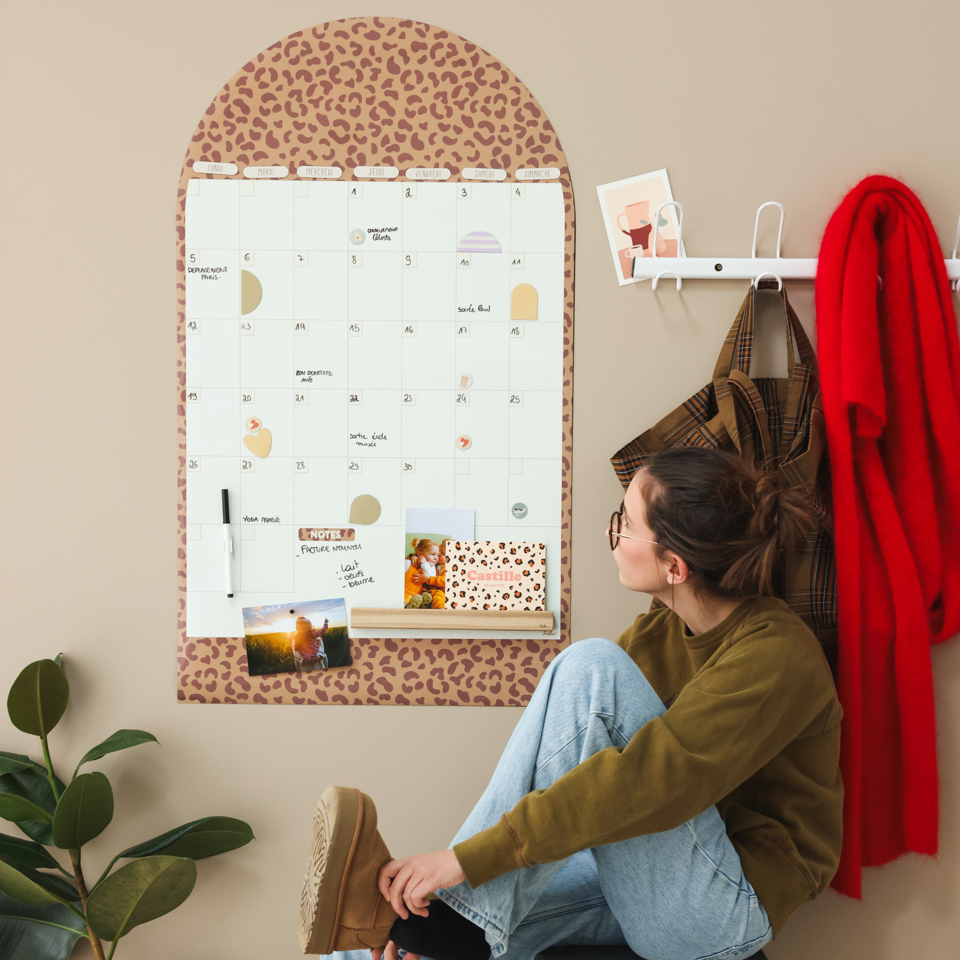 Calendrier familial dans une entrée pour s'organiser et afficher