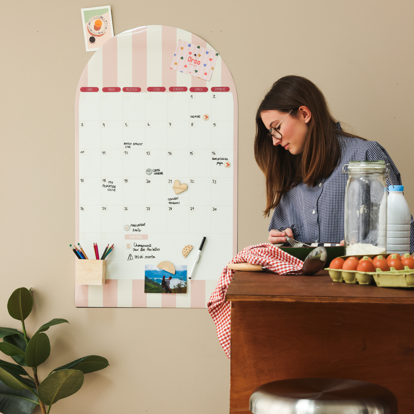 Calendrier mural magnétique perpétuel arche rayée dans un espace cuisine