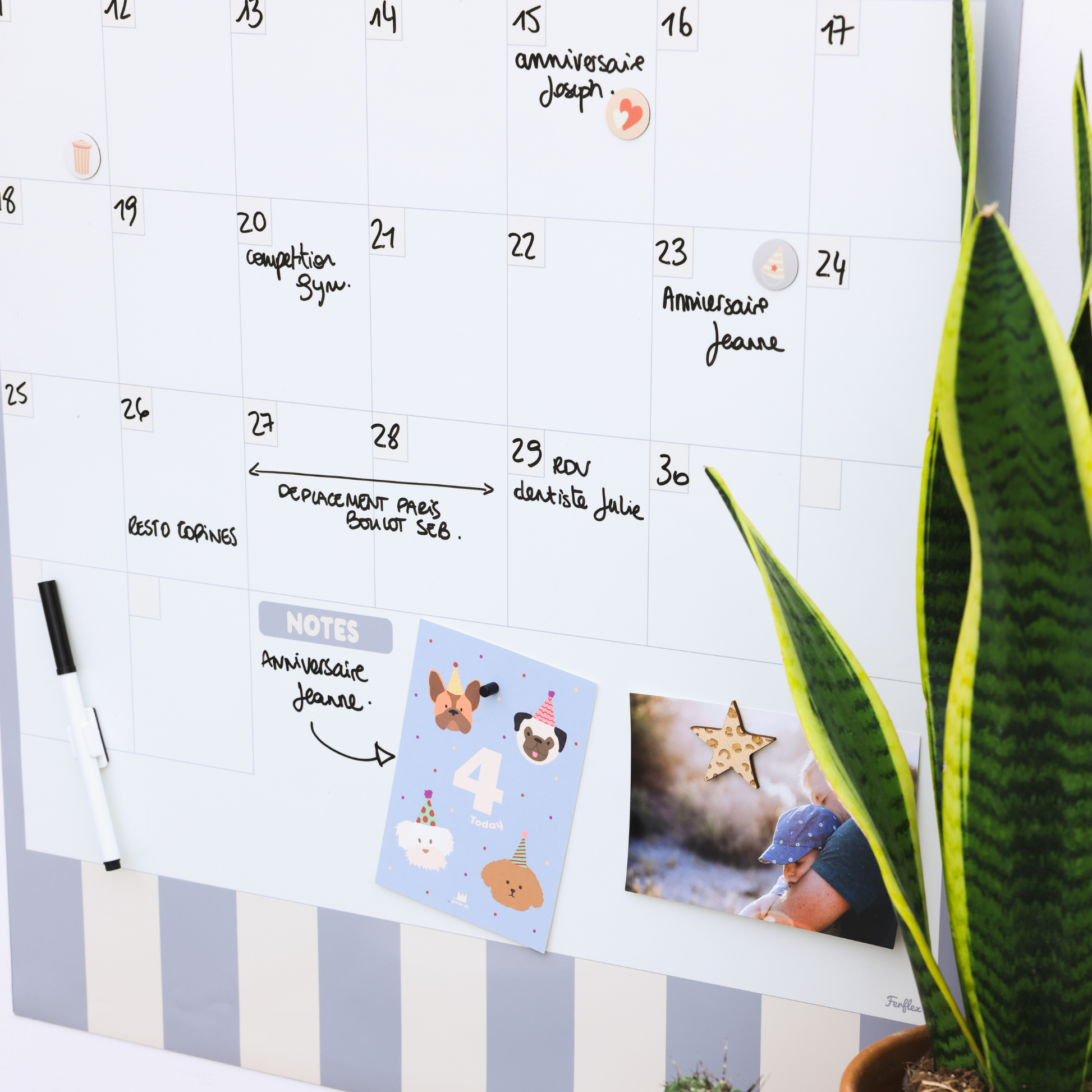 Organisation du quotidien avec un calendrier mural magnétique dans la cuisine