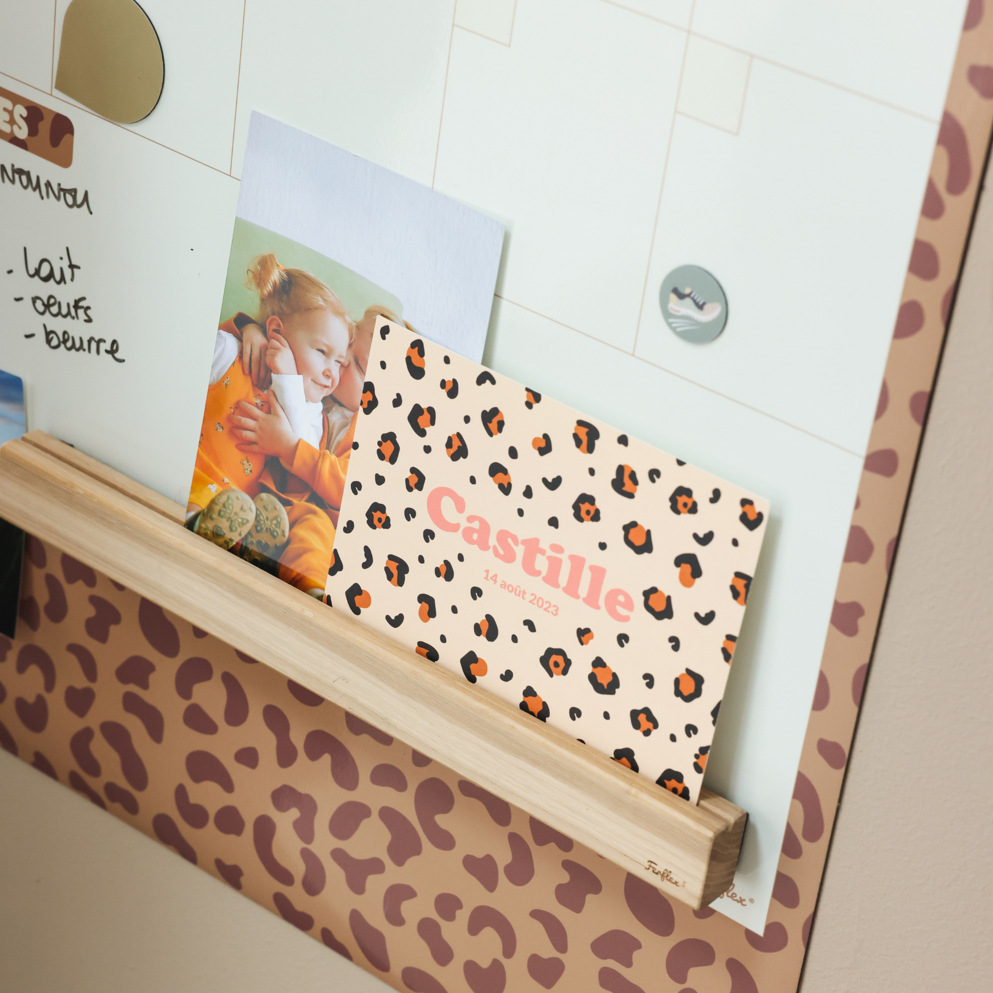 Détail du calendrier magnétique mensuel coloris camel avec étagère en bois.