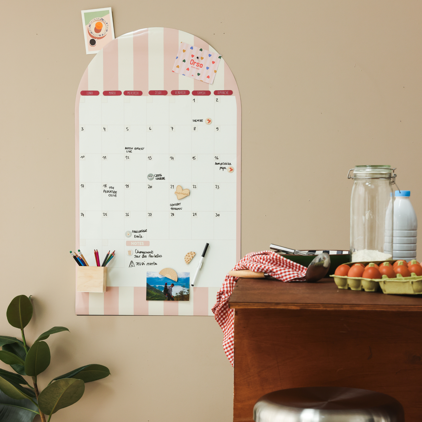 Calendrier magnétique mensuel perpétuel arche rayée dans une cuisine familiale